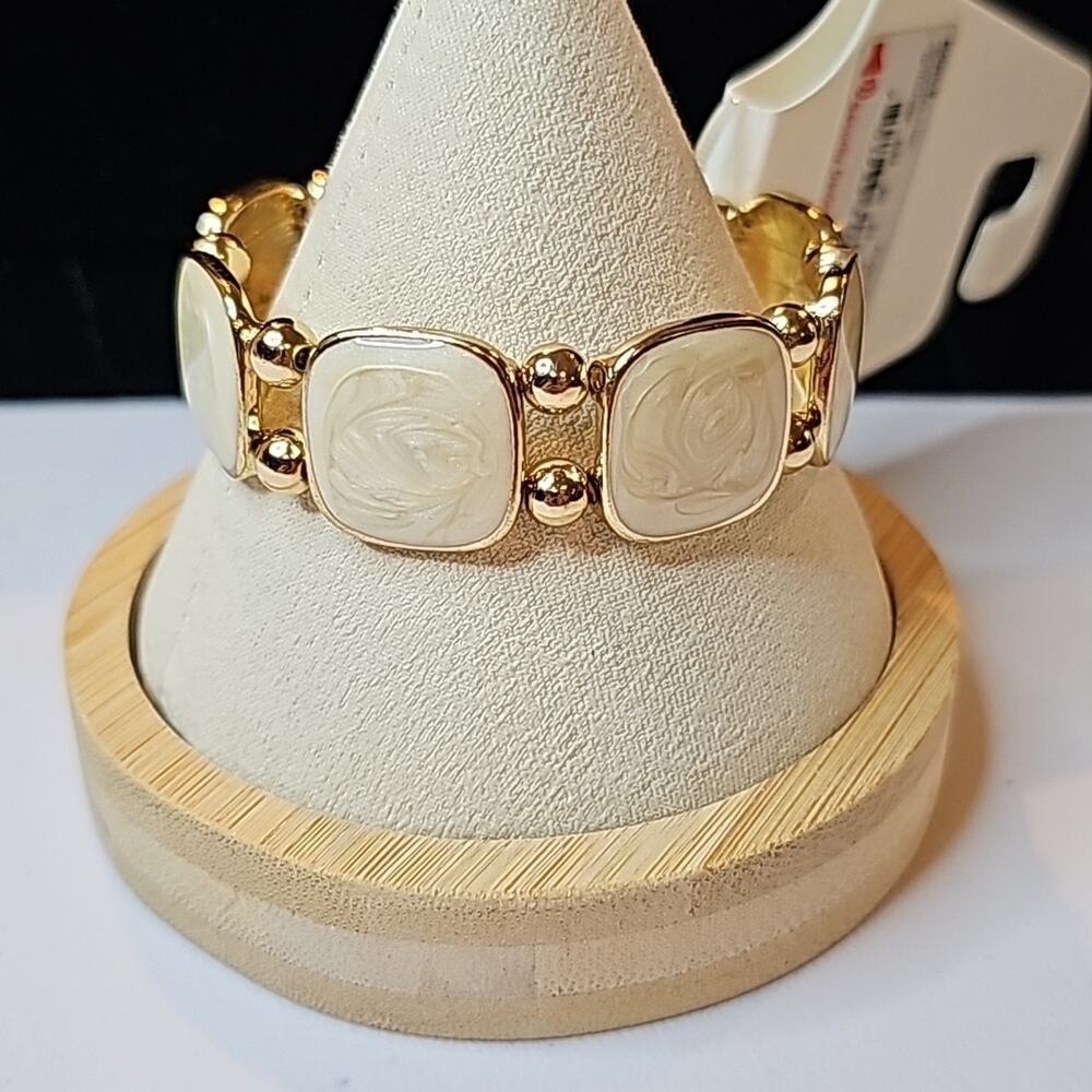 Stretch Bracelet with a swirled Cream and Gold Color, Gold Toned Beads N…